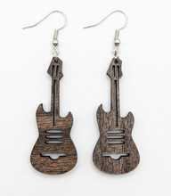 Lade das Bild in den Galerie-Viewer, Gitarren Ohrringe aus Holz
